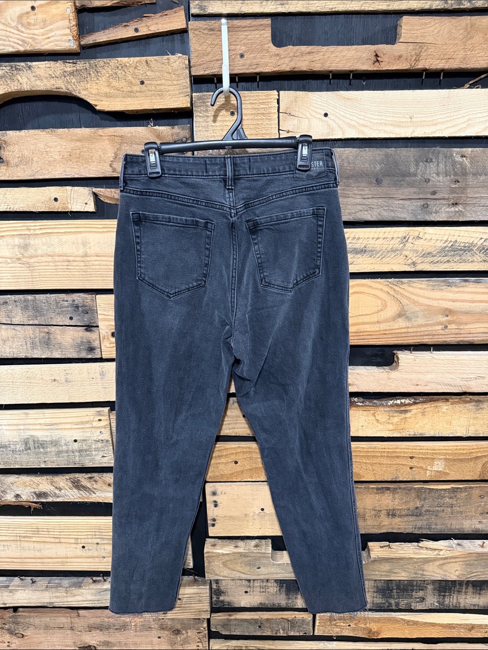 Hollister Women’s Black High Rise Curvy High Rise Mom Jean Size 29 Long - Picture 4 of 8